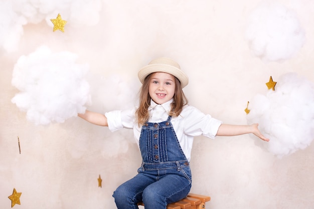 Zbliżenie portret uśmiechnięta mała dziewczynka w słomkowym kapeluszu
