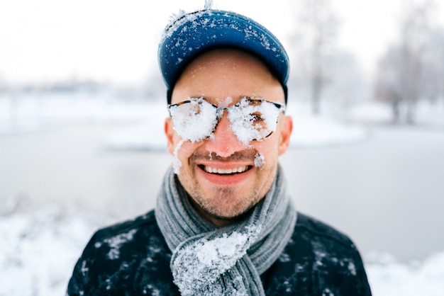 Zbliżenie Portret Uśmiechnięta Męska Twarz Zakrywająca Z śniegiem W Zimnym Zima Dniu.