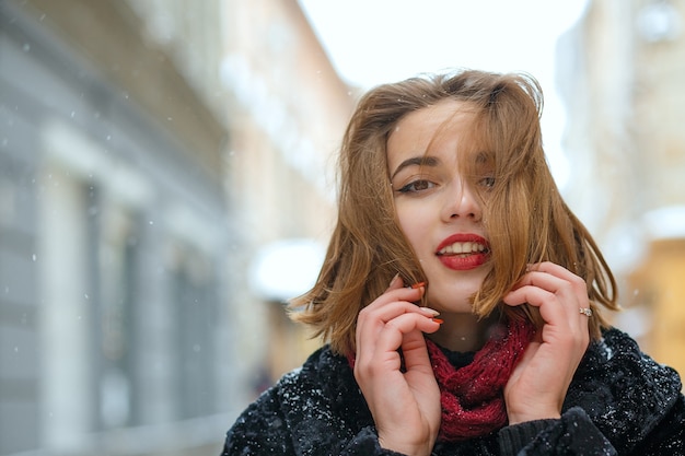 Zbliżenie portret zmysłowej kobiety brunetka z czerwonymi ustami spaceru w mieście. Pusta przestrzeń