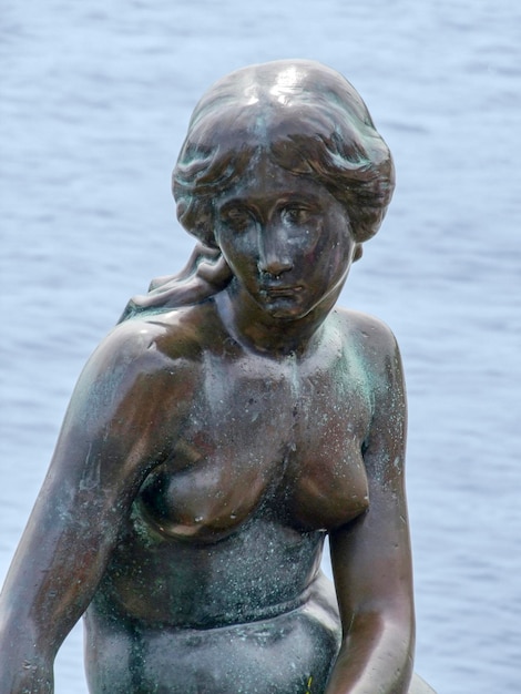 Zdjęcie zbliżenie posągu na tle jeziora