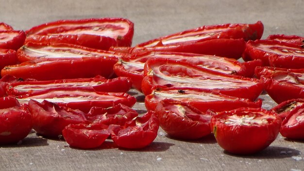 Zdjęcie zbliżenie posiekanych pomidorów na stole