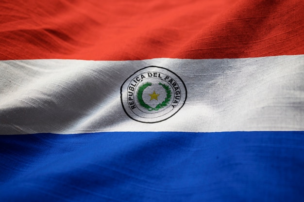 Zbliżenie potargane flaga Paragwaju, flaga Paragwaju wieje wiatr