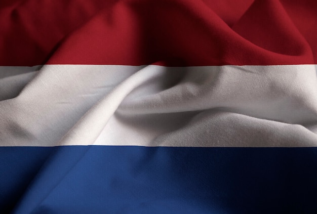 Zbliżenie potargane flagi Holandii, flaga Holandia wiejący wiatr