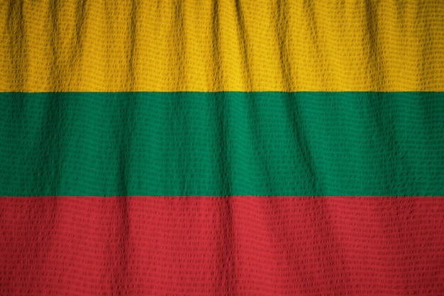 Zbliżenie potargane flagi Litwy, flaga Litwy wiejący wiatr