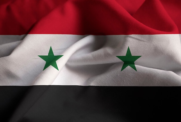 Zdjęcie zbliżenie potargane flagi syrii, flaga syrii wiejący wiatr