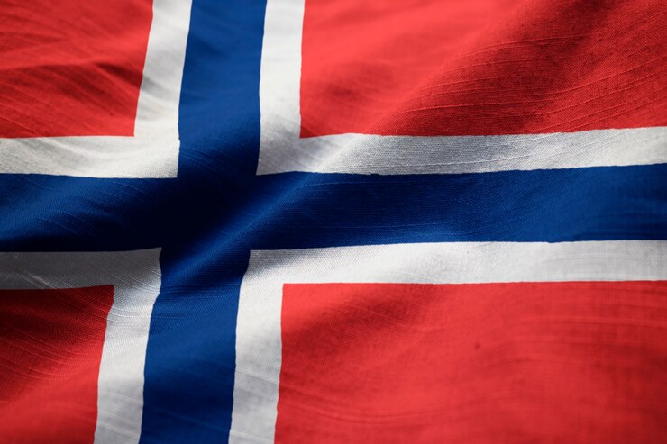 Zbliżenie potargane Norwegia flaga, flaga Norwegii wiejący wiatr