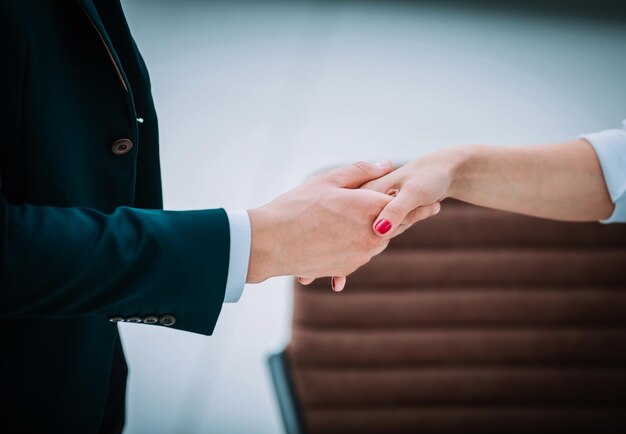 Zdjęcie zbliżenie powitalny uścisk dłoni biznesmena i kobiety biznesu