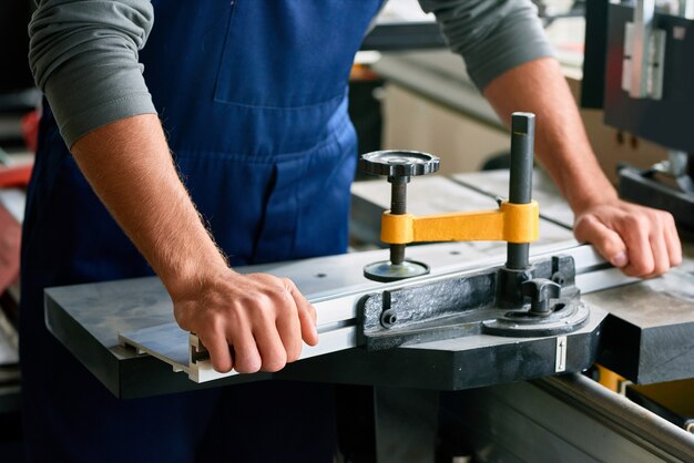 Zbliżenie pracownik Używa metal Tnącą ławkę