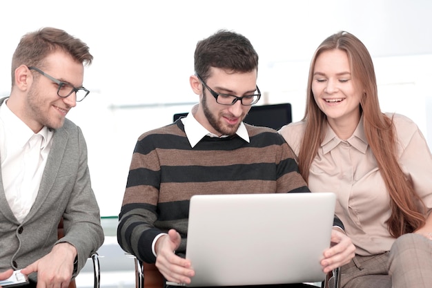 Zbliżenie pracowników pracujących na laptopie