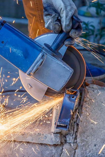 Zbliżenie pracy szlifierskiej z wyposażeniem Smooths dla fabryki stalowych metalowych żelaznych iskier krytych