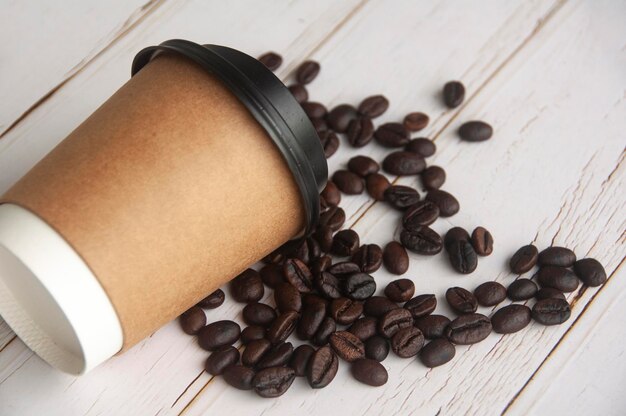 Zbliżenie prażonych ziaren kawy na stole