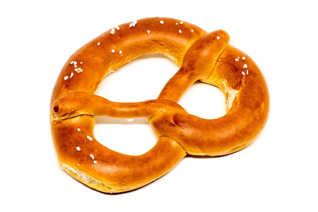 Zbliżenie precle na białym tle