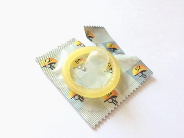 Zdjęcie zbliżenie prezerwatywy na białym tle