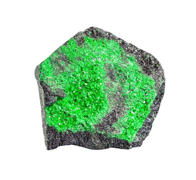 Zbliżenie próbki naturalnego minerału z kolekcji geologicznej druzy Uwarowickiego zielonego granatu na skale odizolowanej na białym tle