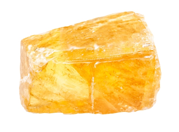 Zbliżenie próbki naturalnego minerału z kolekcji geologicznej niepolerowany przezroczysty żółty kalcyt kamień izolowany na białym tle