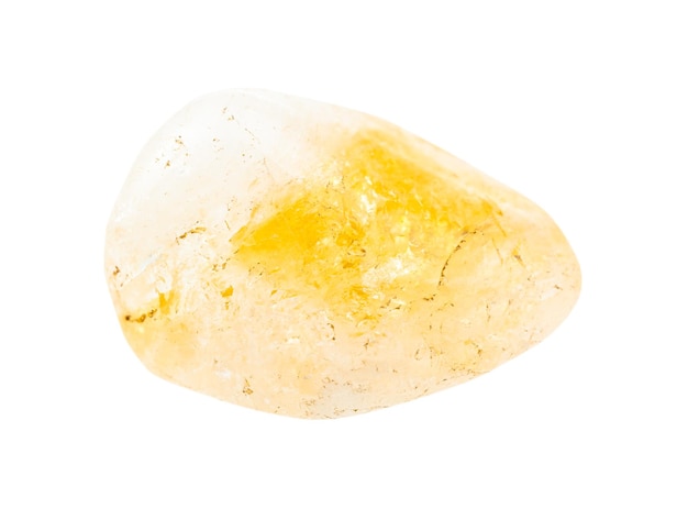 Zbliżenie próbki naturalnego minerału z kolekcji geologicznej walcowanego kamienia cytrynowego żółtego kwarcu na białym tle