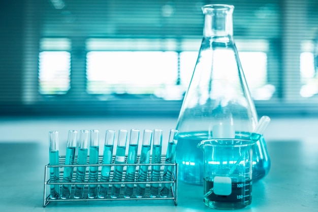 Zbliżenie probówek i płynu w laboratorium