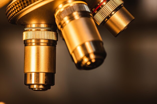 Zdjęcie zbliżenie profesjonalnego mikroskopu naukowego z metalowymi soczewkami w laboratorium medycznym nowoczesne urządzenia technologiczne do badań naukowych w dziedzinie medycyny w zakresie edukacji biologii i chemii