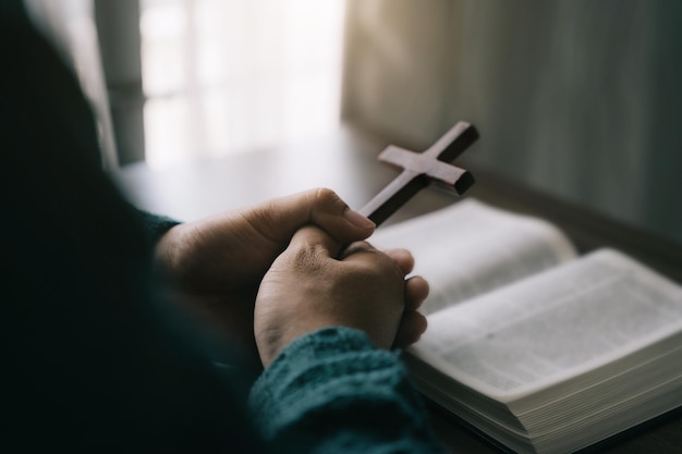 Zdjęcie zbliżenie prostego drewnianego krzyża chrześcijańskiego na biblii pojęcie nadziei wiary chrześcijaństwa religii