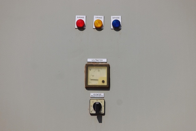 Zdjęcie zbliżenie przełącznika sterowania na ścianie