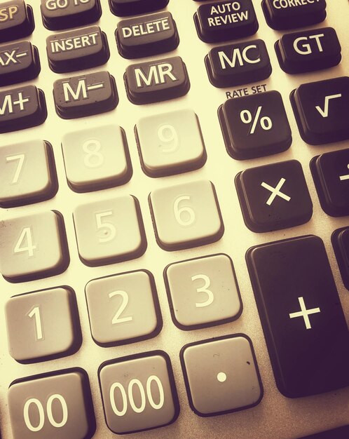 Zbliżenie przyciętego kalkulatora