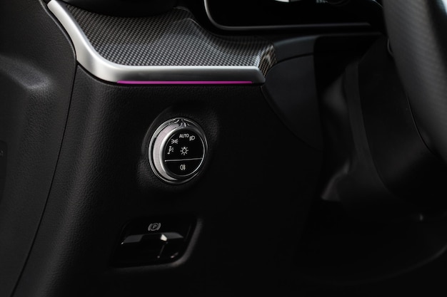 Zbliżenie przycisku sterowania przełącznikiem reflektorów Panel sterowania światłami w samochodzie
