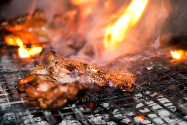 Zbliżenie przygotowywania jedzenia na grillu
