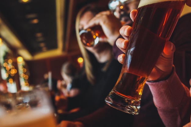 Zbliżenie przyjaciół pijących piwo w nocy