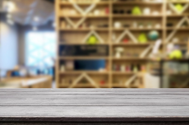 Zdjęcie zbliżenie pustego drewnianego stołu na półkach