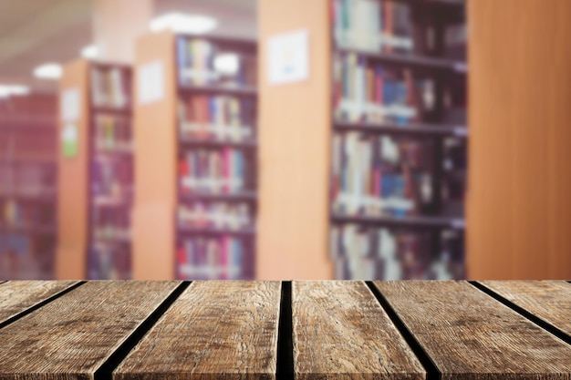 Zbliżenie pustej tabeli w bibliotece