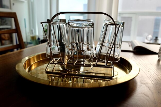 Zdjęcie zbliżenie pustych szklanek na stole w domu