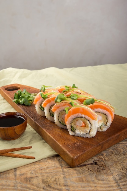 Zdjęcie zbliżenie pyszne japońskie jedzenie z sushi roll