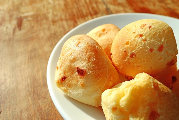 Zbliżenie pyszne Pao de Queijo, tradycyjne brazylijskie pieczywo serowe podawane na drewnianym stole