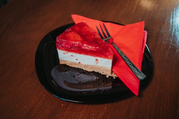 Zdjęcie zbliżenie pysznego i kremowego ciasta truskawkowego na talerzu