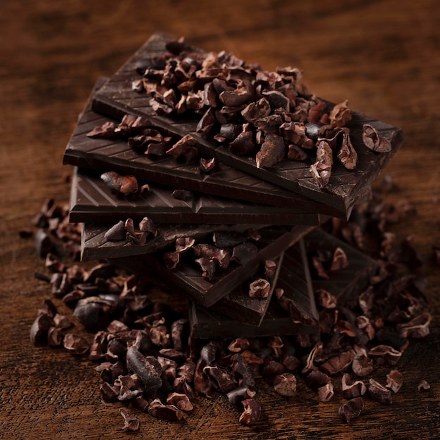 Zdjęcie zbliżenie pysznej czekolady na drewnianym stole