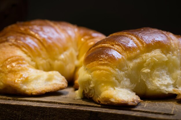 Zbliżenie pysznych argentyńskich medialunas/croissantów na drewnianym stole