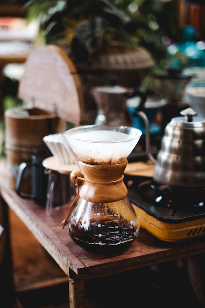 Zbliżenie rąk barista zrobić kawę