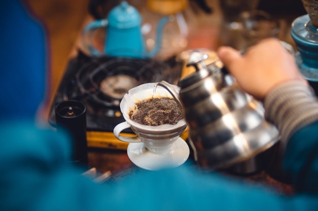 Zbliżenie rąk barista zrobić kawę