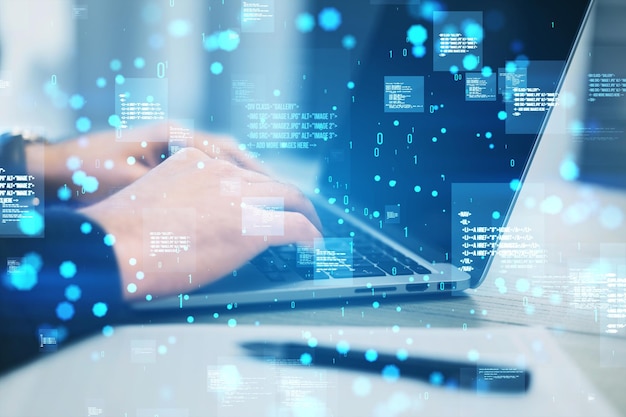 Zbliżenie rąk przy użyciu klawiatury laptopa z kreatywnym hologramem kodowania binarnego na niewyraźnym tle Kod programowania oprogramowania Podwójna ekspozycja