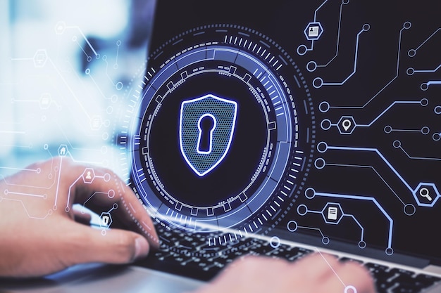 Zbliżenie rąk używających laptopa z kreatywnym świecącym znakiem zamka na niewyraźnym tle wewnętrznym biura Koncepcja bezpieczeństwa internetowego i danych Podwójna ekspozycja
