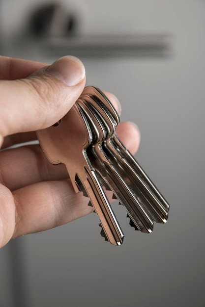 Zdjęcie zbliżenie ręcznego trzymania kluczy