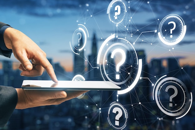 Zbliżenie ręki biznesmena wskazującego na tablet z abstrakcyjnymi świecącymi znakami zapytania interfejs na niewyraźnym tle nocnego miasta Technologia FAQ online pomoc w rozwiązywaniu problemów koncepcja podwójnej ekspozycji