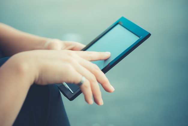 Zdjęcie zbliżenie ręki kobiety za pomocą tabletu technologicznego