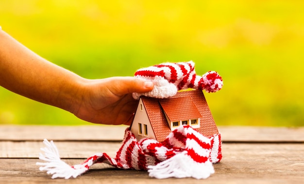 Zdjęcie zbliżenie ręki trzymającej czerwone kwiaty