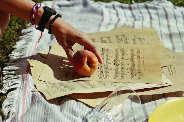 Zdjęcie zbliżenie ręki trzymającej jabłka na nutze w parku