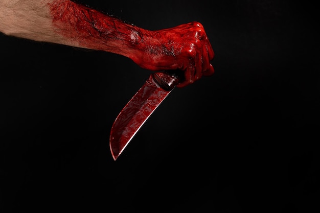 Zdjęcie zbliżenie ręki trzymającej nóż