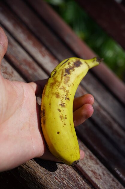 Zdjęcie zbliżenie ręki trzymającej owoce
