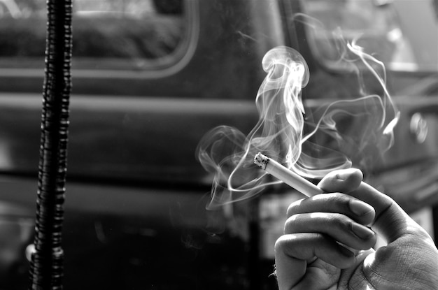 Zdjęcie zbliżenie ręki trzymającej papierosa