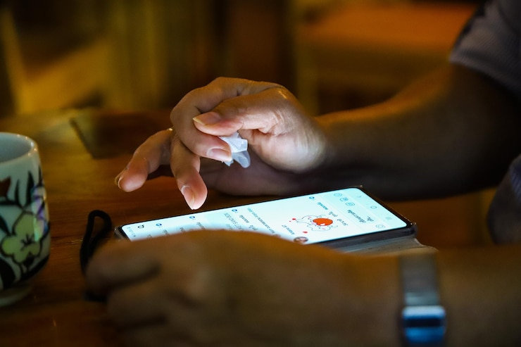 Zdjęcie zbliżenie ręki trzymającej smartfon