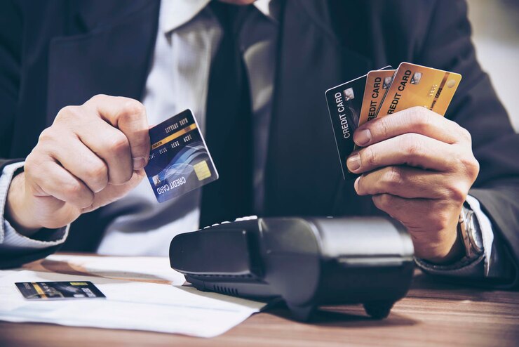 Zdjęcie zbliżenie ręki trzymającej smartfon